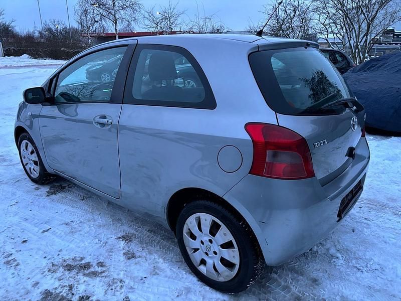 Gebraucht Toyota Yaris 69 PS (50 kW) 2007 Grau Kleinwagen
