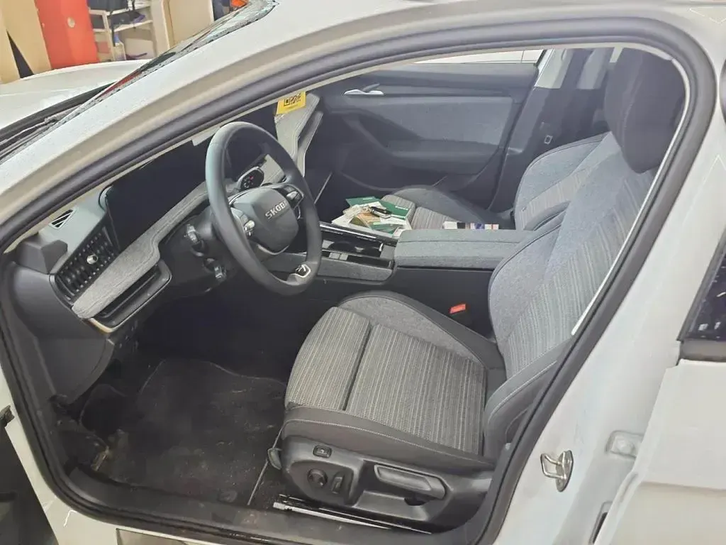 Gebraucht Skoda Superb Selection 150 PS (110 kW) 2025 Purity weiss (weiß) Kombi