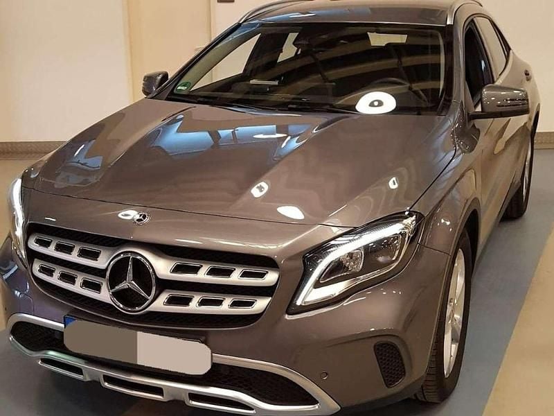 Grau Gebraucht 2018 Mercedes GLA180 Style SUV | 21.700 € (Fairer Preis) - Bild 1/4
