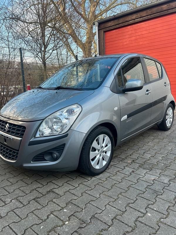 Grau Gebraucht 2013 Suzuki Splash Active+ Kleinwagen | 3.999 € (Fairer Preis) - Bild 1/4