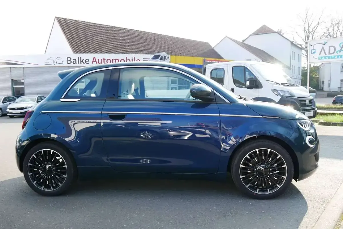 Gebraucht Fiat 500e La Prima 86 kW (118 PS) 2023 Ozean grün Kleinwagen