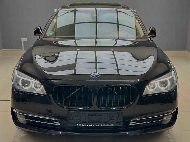 Schwarz Gebraucht 2013 BMW 740 Limousine | 15.900 € (Fairer Preis) - Bild 1/4
