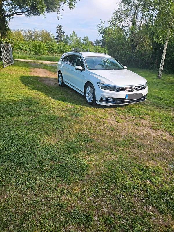 Weiß Gebraucht 2019 VW Passat R-line Kombi | 15.450 € (Fairer Preis) - Bild 1/4