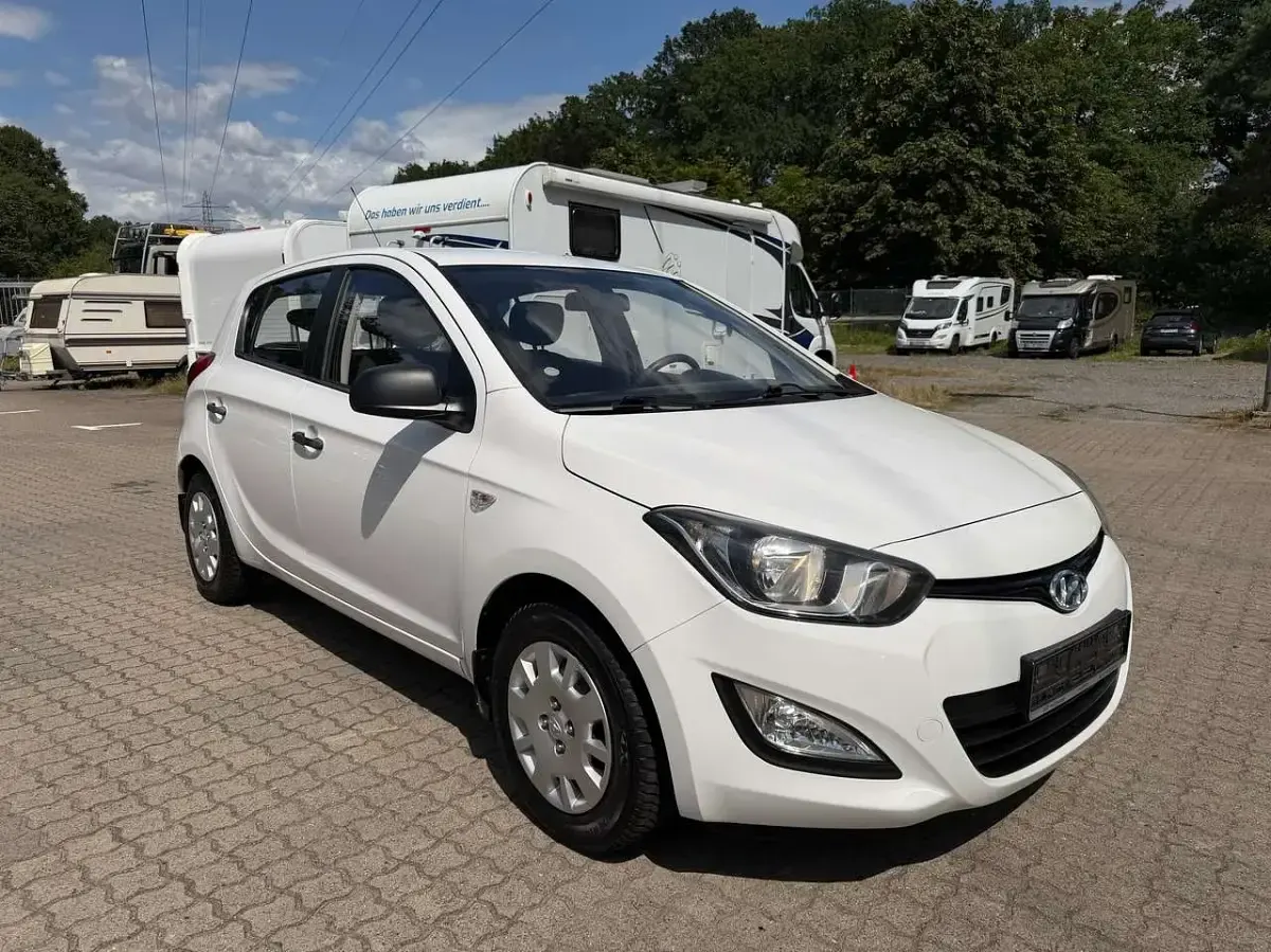Gebraucht Hyundai i20 Classic 86 PS (63 kW) 2014 Pure white / sol Kleinwagen