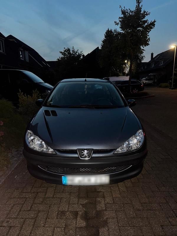 Grau Gebraucht 2008 Peugeot 206 Kleinwagen | 970 € (Fairer Preis) - Bild 1/4