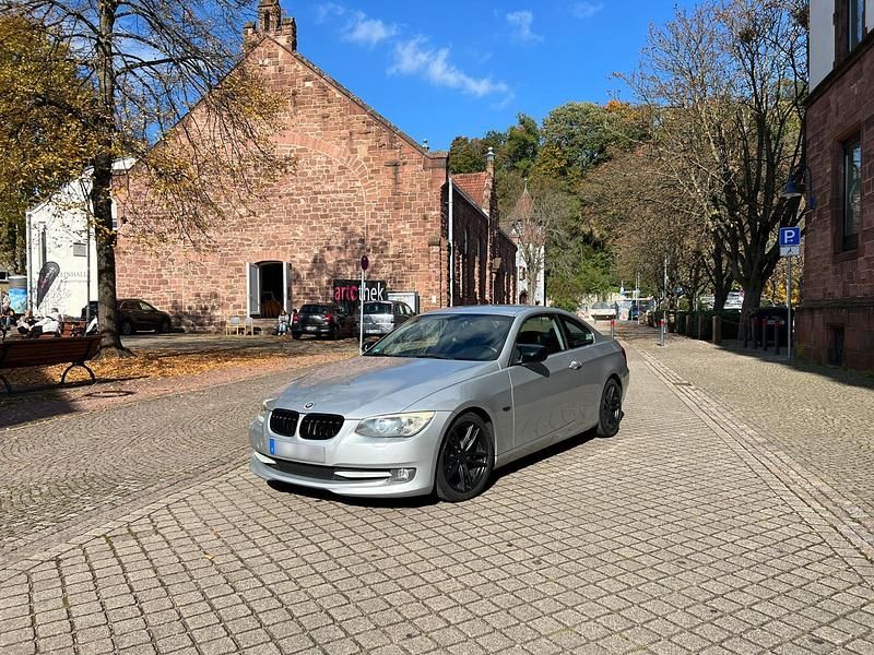 Silber Gebraucht 2010 BMW 325 Coupé | 4.900 € (Superpreis) - Bild 1/4