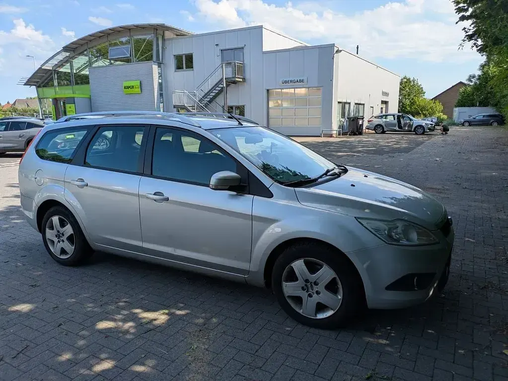 Gebraucht Ford Focus Trend 116 PS (85 kW) 2008 Silber Limousine
