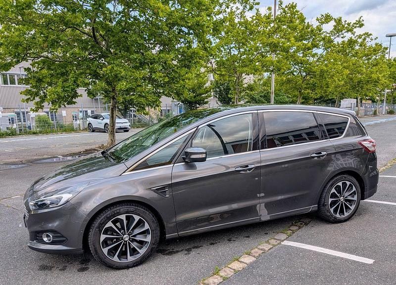 Gebraucht Ford S-MAX Titanium 180 PS (132 kW) 2016 Grau Van / Kleinbus