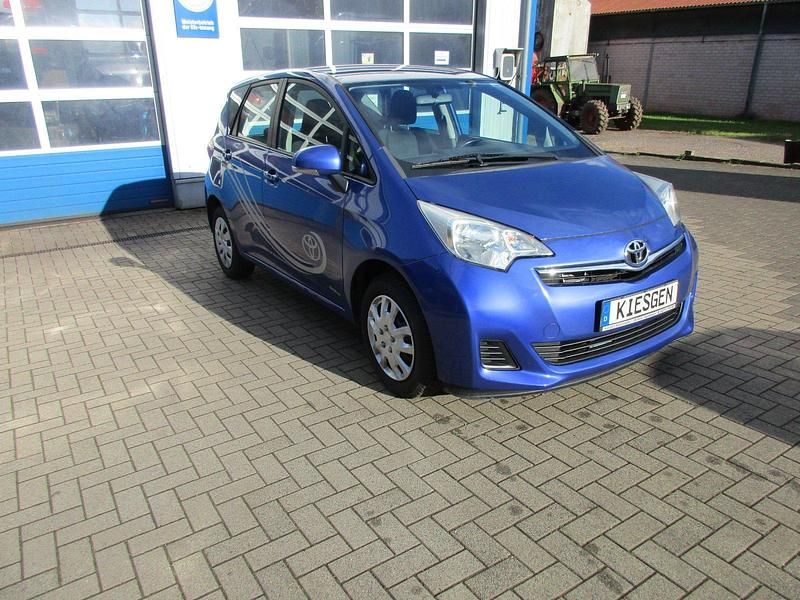 Gebraucht Toyota Verso-S Life 99 PS (72 kW) 2011 Blau Van / Kleinbus
