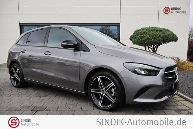 Mountaingrau met. Gebraucht 2022 Mercedes B220 Progressive Van / Kleinbus | 31.980 € (Guter Preis) - Bild 1/4