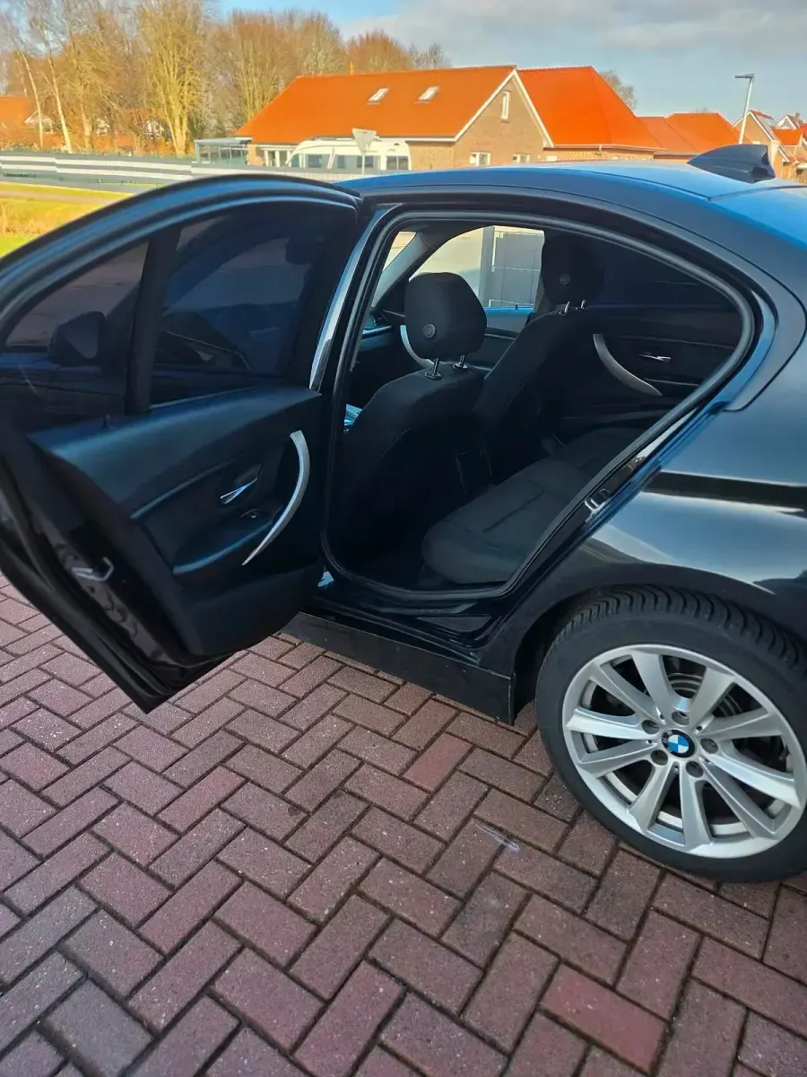 Gebraucht BMW 320 163 PS (119 kW) 2014 Schwarz Limousine