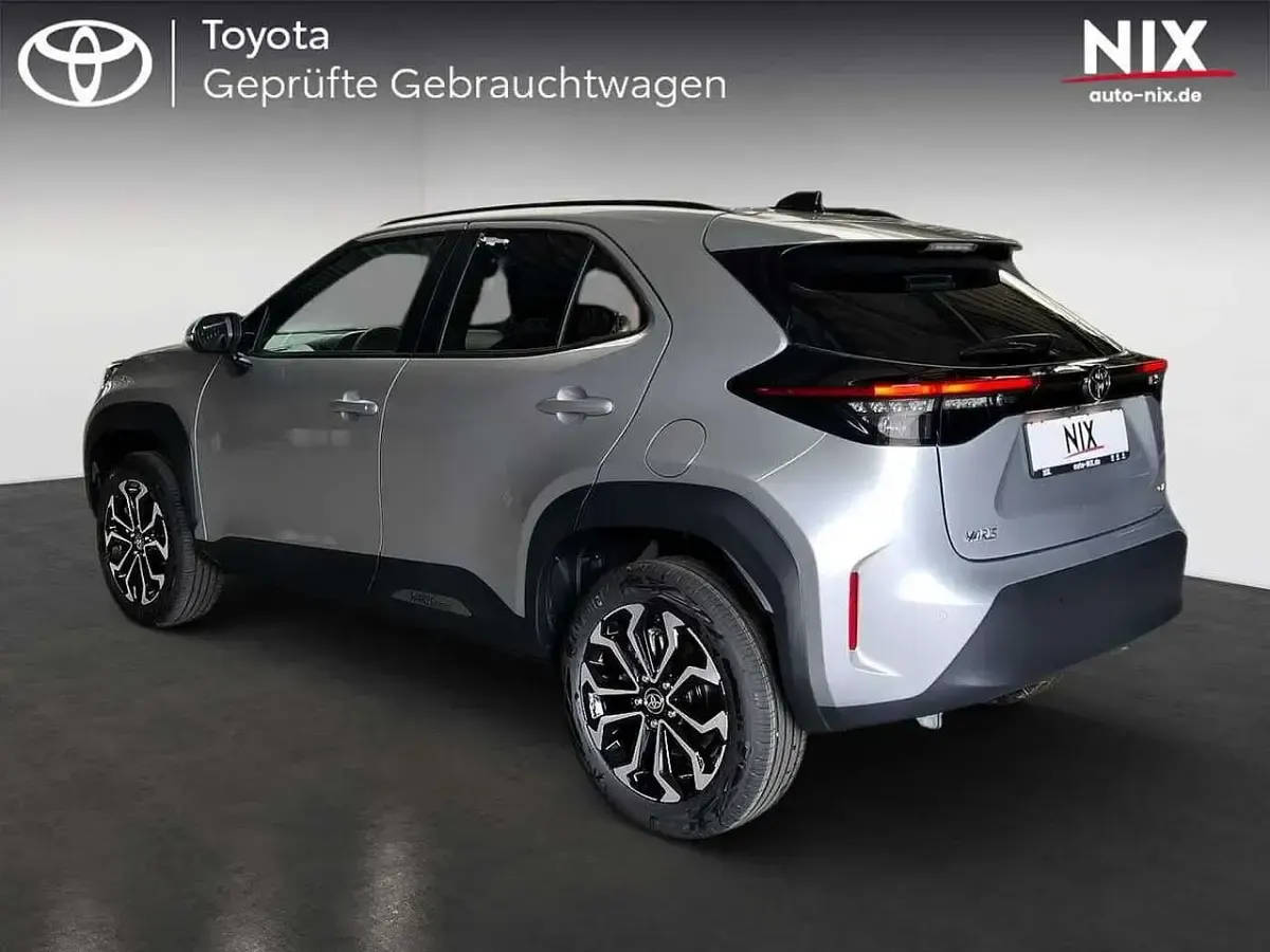 Neu Toyota Yaris Cross Team 131 PS (96 kW) 2026 Silber SUV