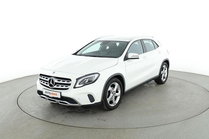 Silber Gebraucht 2018 Mercedes GLA180 Urban SUV | 21.920 € (Etwas zu teuer) - Bild 1/3