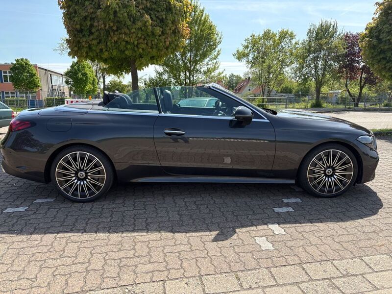 Grau Gebraucht 2024 Mercedes CLE220 AMG line Cabrio | 64.870 € - Bild 1/4