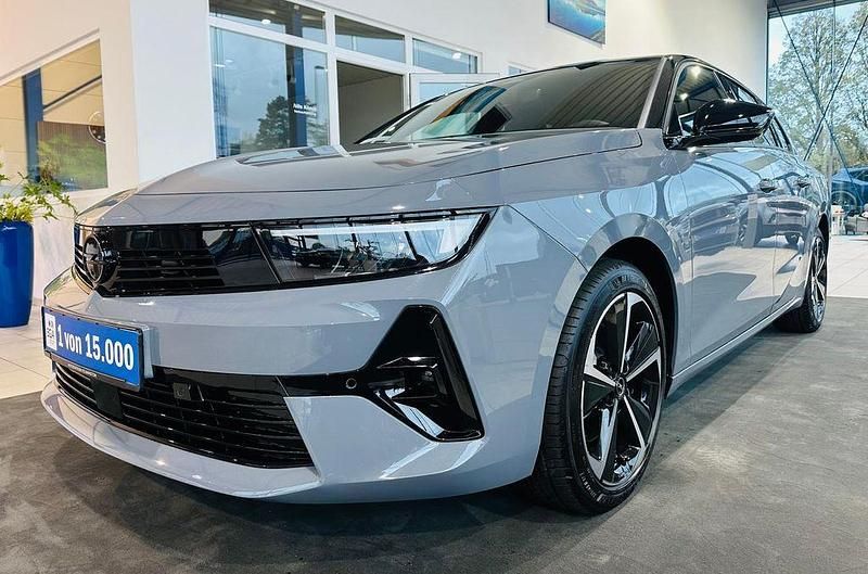 Neu Opel Astra 131 PS (96 kW) 2025 Grafik grau / dach schwarz Kombi