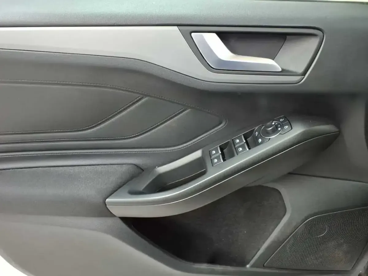 Gebraucht Ford Focus Style 125 PS (91 kW) 2023 Frozen white Limousine