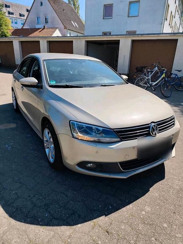 Second-hand VW Jetta 140 CP (102 kW) 2013 Auriu Berlinǎ