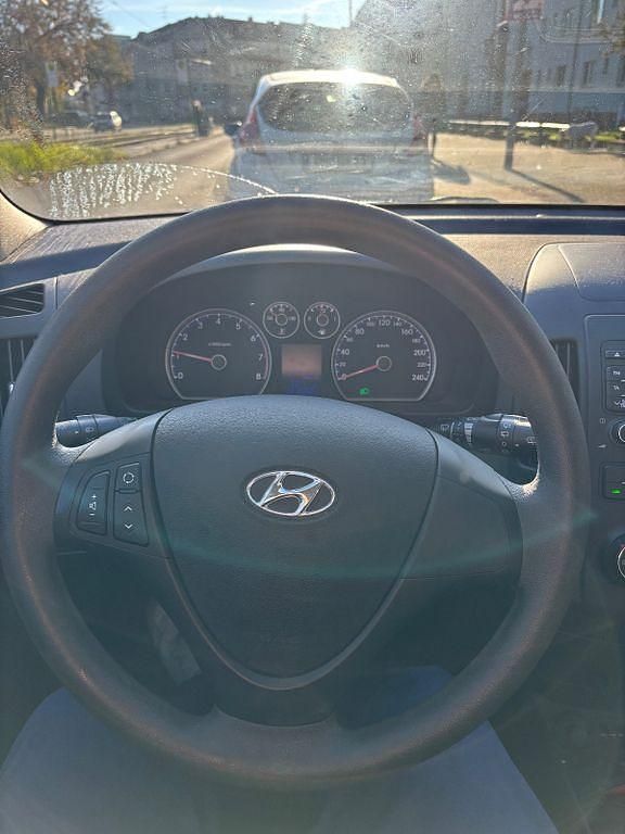 Blau Gebraucht 2011 Hyundai i30 Limousine | 3.399 € (Guter Preis) - Bild 1/4