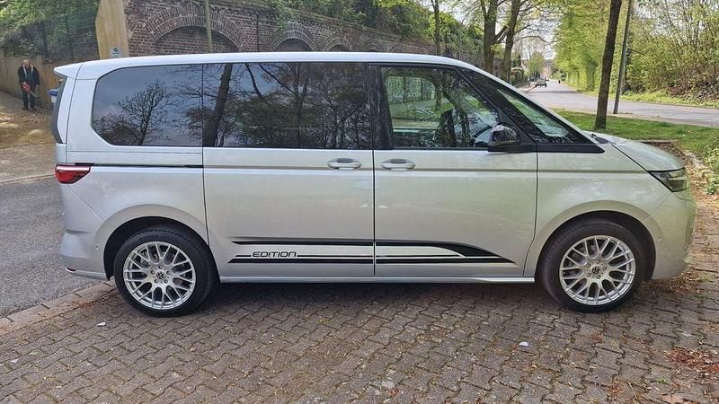 Second-hand VW Multivan 150 CP (110 kW) 2023 Argintiu Monovolum