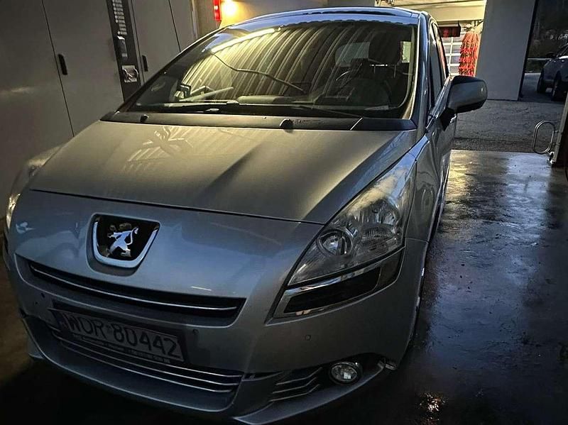 Silber Gebraucht 2013 Peugeot 5008 Van / Kleinbus | 6.500 € (Teuer) - Bild 1/4
