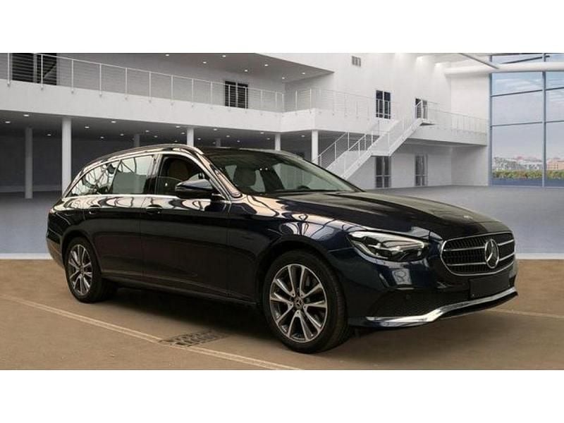 Blau (metallic) Gebraucht 2022 Mercedes E200 Kombi | 31.890 € (Superpreis) - Bild 1/3