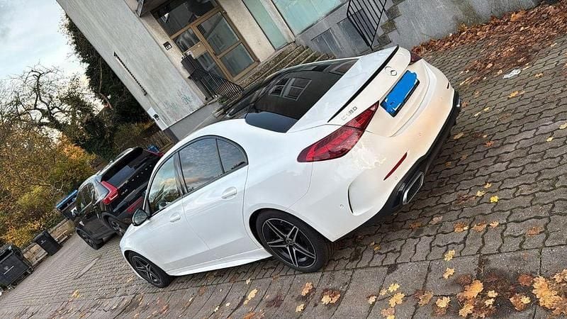 Weiß Gebraucht 2022 Mercedes C180 AMG line Limousine | 34.800 € (Etwas zu teuer) - Bild 1/4