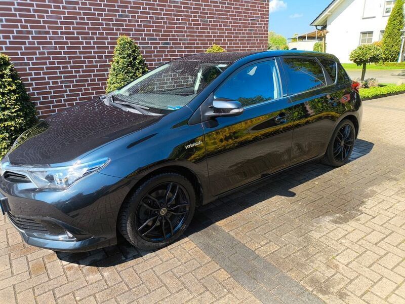Schwarz Gebraucht 2017 Toyota Auris Hybrid Edition-S Limousine | 12.300 € (Guter Preis) - Bild 1/4