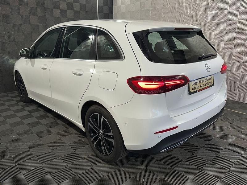 Gebraucht Mercedes B200 Progressive 150 PS (110 kW) 2023 Weiß Van / Kleinbus