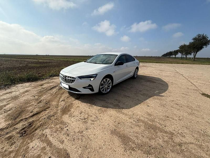 Weiß Gebraucht 2021 Opel Insignia Elegance Limousine | 11.900 € (Etwas zu teuer) - Bild 1/4