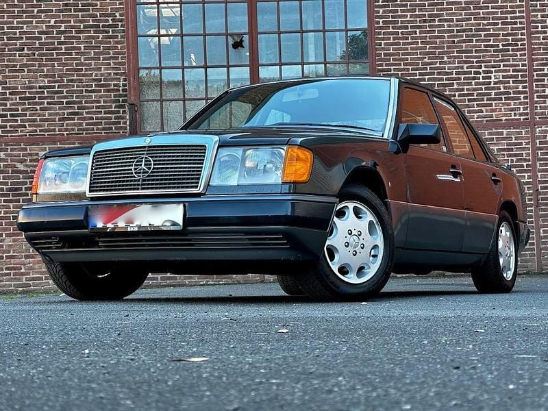 Gebraucht Mercedes E300 179 PS (131 kW) 1992 Schwarz Limousine