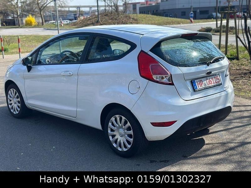 Gebraucht Ford Fiesta Trend 60 PS (44 kW) 2015 Weiß Kleinwagen