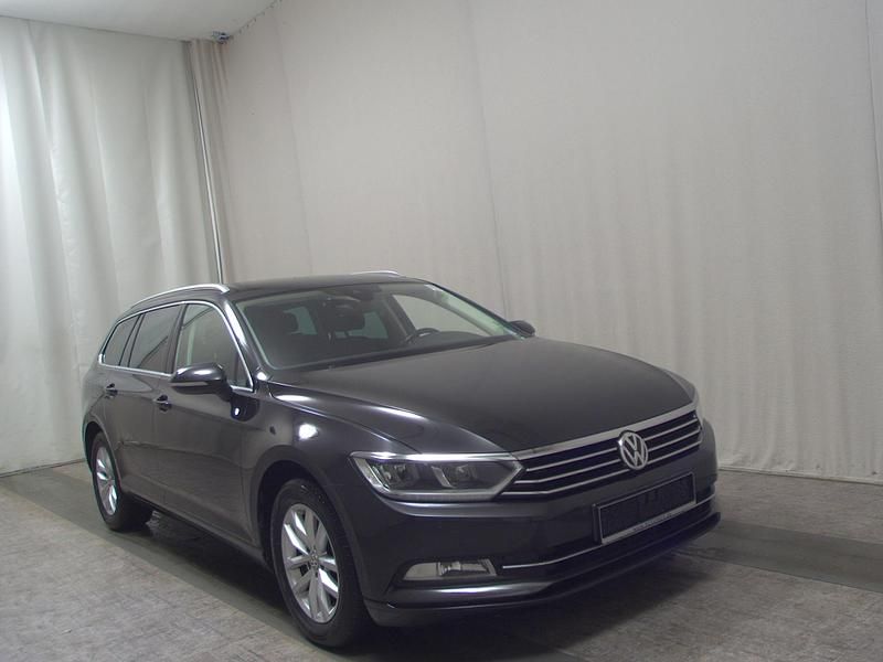 Gebraucht VW Passat Comfortline 150 PS (110 kW) 2019 Mangangrau metallic Limousine