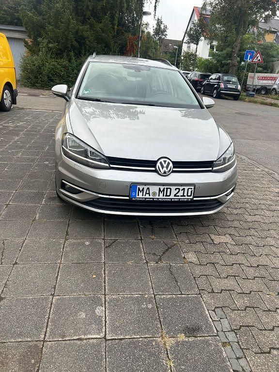 Silber Gebraucht 2018 VW Golf VII Comfortline Kombi | 9.500 € (Guter Preis) - Bild 1/4