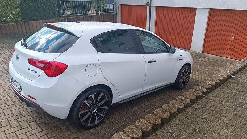 Weiß Gebraucht 2021 Alfa Romeo Giulietta Sprint Kleinwagen | 17.000 € (Fairer Preis) - Bild 1/4