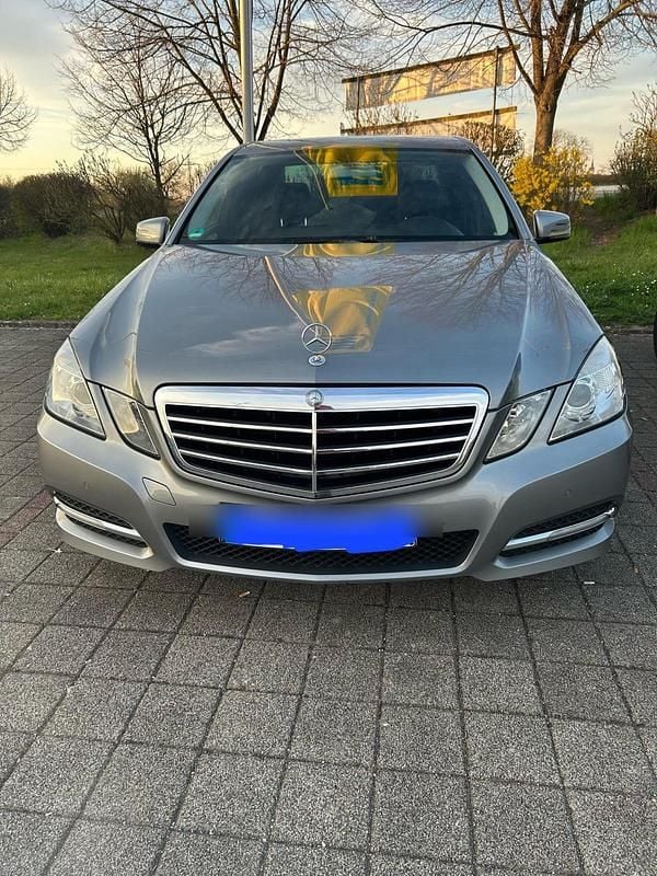 Silber Gebraucht 2013 Mercedes E220 Limousine | 10.000 € (Guter Preis) - Bild 1/4