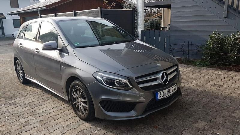 Beige Gebraucht 2017 Mercedes B200 Edition Van / Kleinbus | 15.890 € (Guter Preis) - Bild 1/4