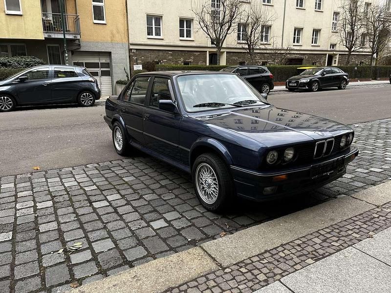 Gebraucht BMW 325 170 PS (125 kW) 1989 Blau Limousine
