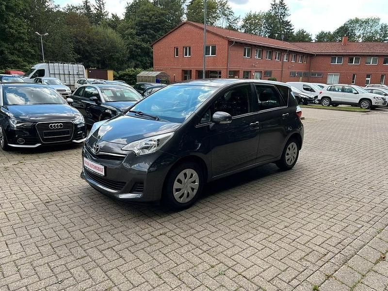 Grau Gebraucht 2015 Toyota Verso-S Life Van / Kleinbus | 8.000 € (Fairer Preis) - Bild 1/1