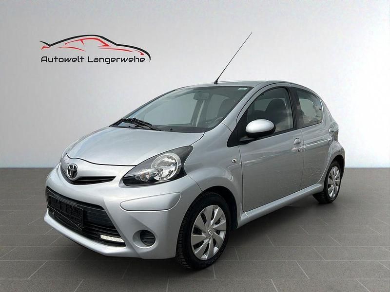 Silber Gebraucht 2013 Toyota Aygo Cool Kleinwagen | 7.499 € (Fairer Preis) - Bild 1/4
