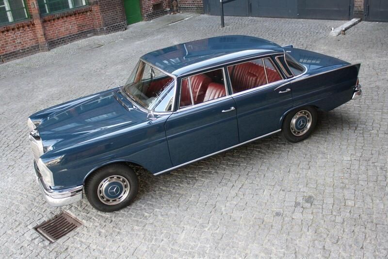 Blau Gebraucht 1963 Mercedes 220 Limousine | 34.900 € - Bild 1/4