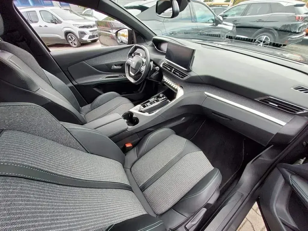 Gebraucht Peugeot 3008 Allure 131 PS (96 kW) 2023 Lackierung platiniumgrau/meta SUV