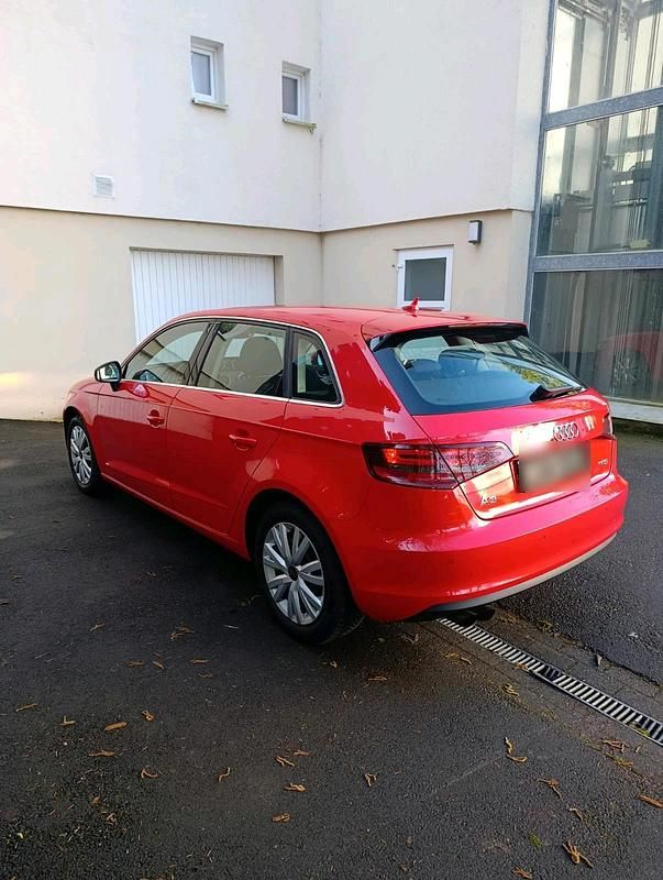 Gebraucht Audi A3 Attraction 122 PS (89 kW) 2013 Rot Limousine