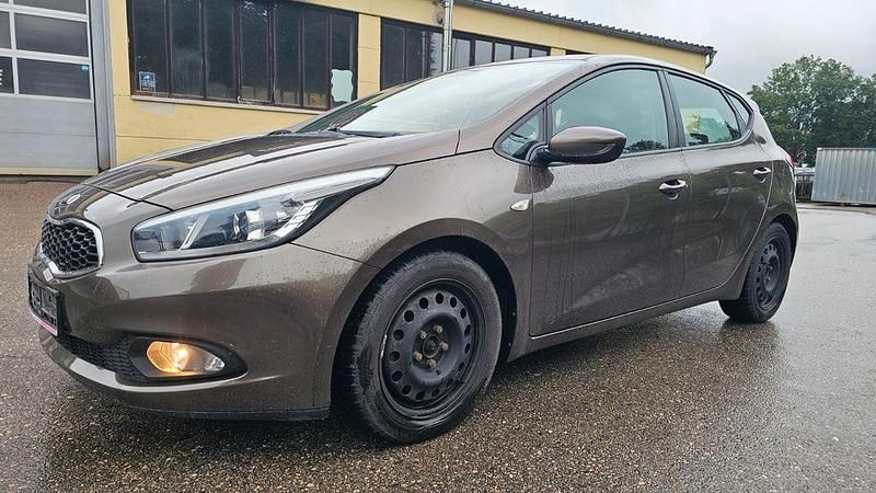Gebraucht Kia Ceed Edition 7 99 PS (72 kW) 2012 Beige Kleinwagen