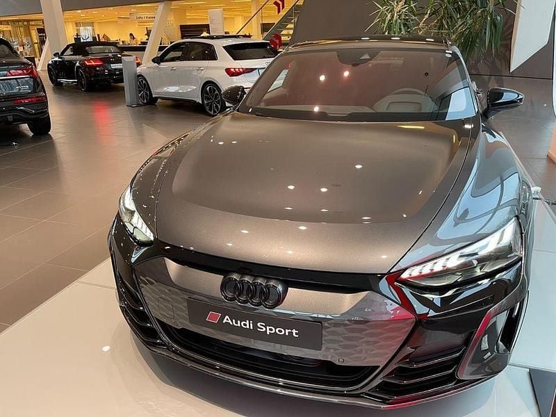 Grau Gebraucht 2022 Audi e-tron GT quattro Ambiente Limousine | 51.950 € (Superpreis) - Bild 1/4