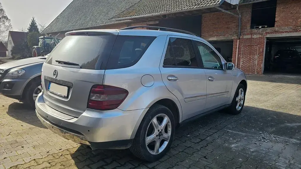 Gebraucht Mercedes ML320 224 PS (164 kW) 2006 Silber SUV