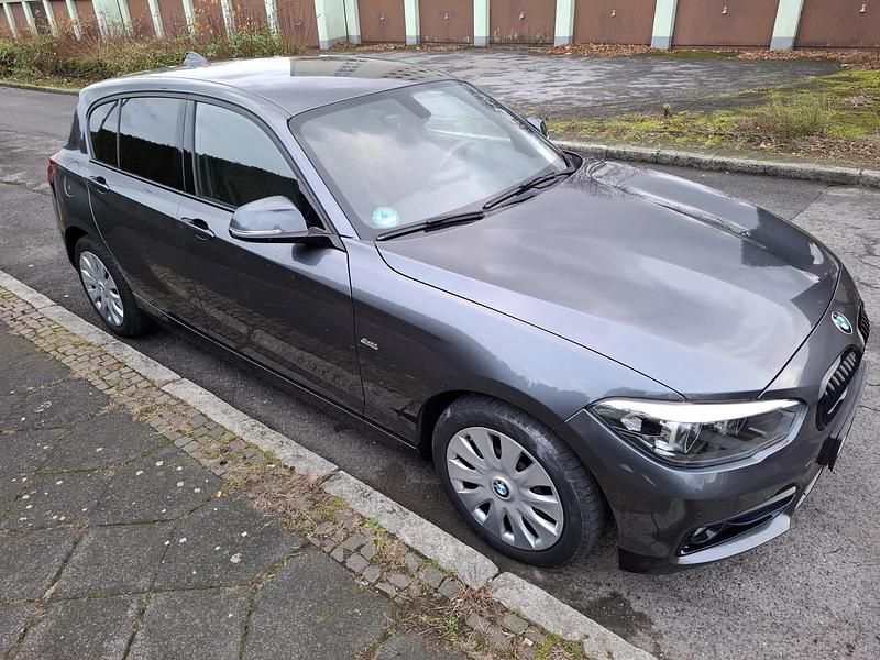 Grau Gebraucht 2018 BMW 118 Sport Line Kleinwagen | 13.999 € (Superpreis) - Bild 1/4