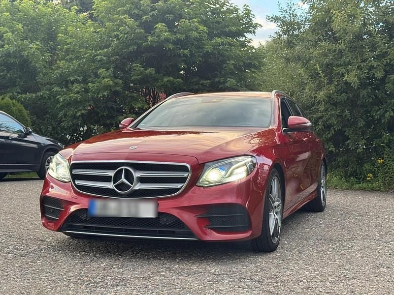 Rot Gebraucht 2017 Mercedes E220 AMG line Kombi | 17.999 € (Guter Preis) - Bild 1/4