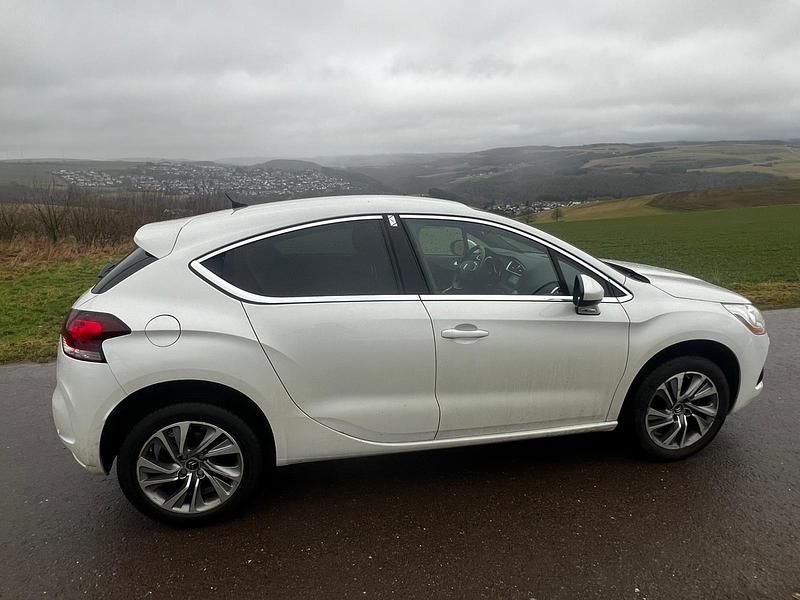 Gebraucht Citroën DS4 163 PS (119 kW) 2015 Weiß Kleinwagen