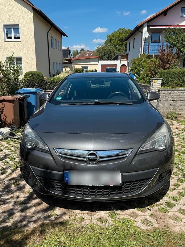 Grau Gebraucht 2011 Opel Astra GTC Limousine | 5.950 € (Teuer) - Bild 1/4