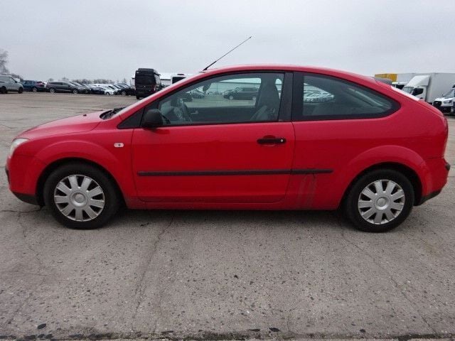Gebraucht Ford Focus Trend 101 PS (74 kW) 2005 Rot Limousine